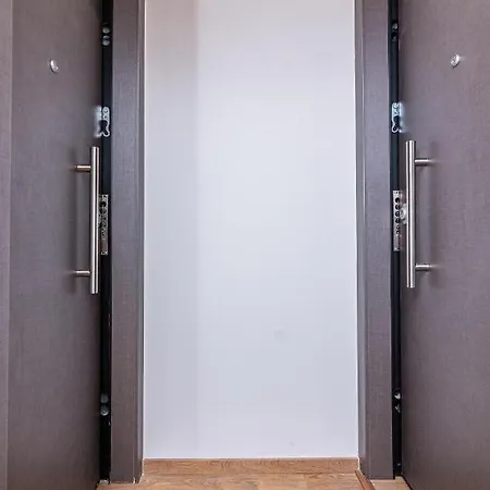 Luxury Downtown α2 Apartment
